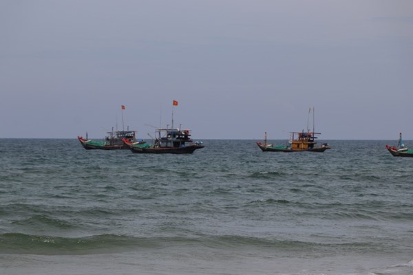 Bão số 5: Hơn 12.000 ngư dân Quảng Nam, Quảng Ngãi còn ở ngoài khơi - Anh 1