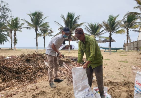 Quảng Nam: Giăng dây, chèn bao cát giữ nhà hàng, khách sạn ven biển trước lúc bão số 5 đổ bộ - Anh 4