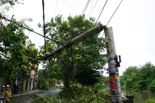 Với gió cấp 8, hơn 400 cột điện bị gãy, đổ tại Thừa Thiên Huế: “Chúng tôi cũng đau đầu, không biết tại sao” - Anh 1