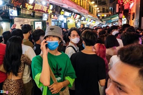 Hà Nội: Lại tạm dừng quán bar, karaoke ở quận Hoàn Kiếm - Anh 1