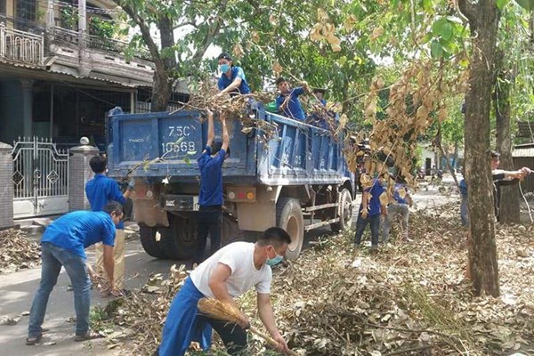 Hàng nghìn người dân “xuống đường” tiếp tục thu dọn cây xanh gãy đổ - Anh 1