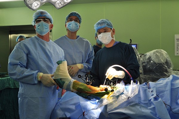 “Thổi giá” phẫu thuật bằng robot Rosa tại Bệnh viện Bạch Mai: Khi nào bệnh nhân được hoàn tiền chênh lệch? - Anh 1