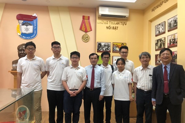 Việt Nam giành 2 HCV Olympic Toán học quốc tế năm 2020 - Anh 1