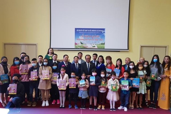 Khai giảng khóa học tiếng Việt dành cho con em cộng đồng Việt tại Cộng hoà Séc - Anh 1