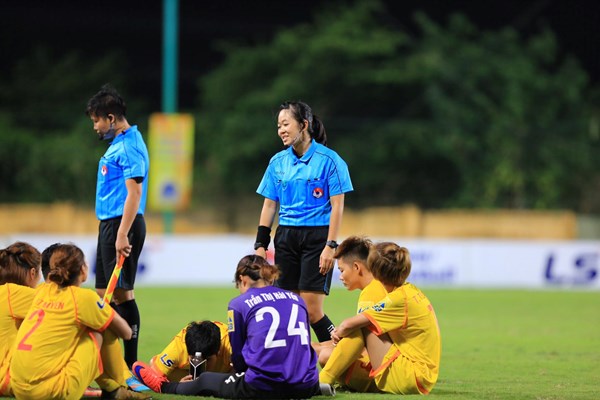 CLB nữ Hà Nam bỏ cuộc để phản đối trọng tài - Anh 2