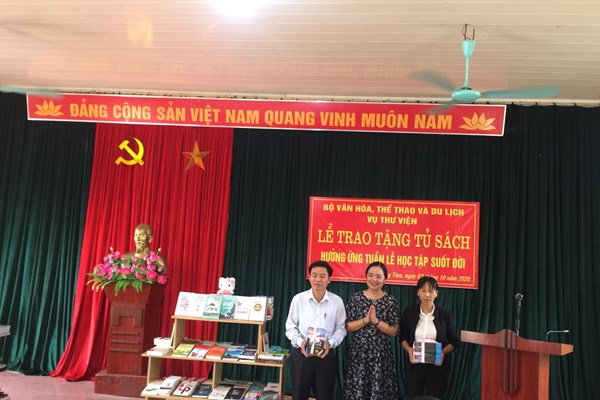 Trao tặng tủ sách cho nhân dân xã Đồng Tâm - Anh 1