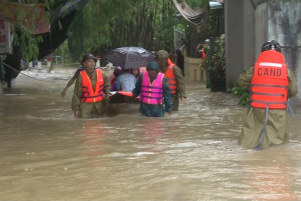 Thừa Thiên Huế: Lũ lên nhanh, nhiều địa phương chìm trong nước, giao thông tê liệt - Anh 2