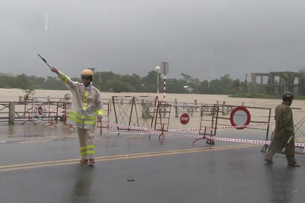Thừa Thiên Huế: Lũ lên nhanh, nhiều địa phương chìm trong nước, giao thông tê liệt - Anh 1