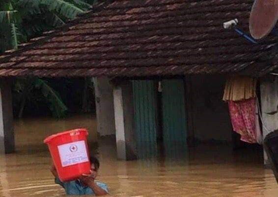 Hỗ trợ khẩn cấp người dân miền Trung bị ảnh hưởng bởi mưa lũ - Anh 2