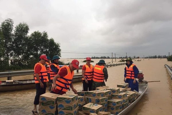 Hỗ trợ khẩn cấp người dân miền Trung bị ảnh hưởng bởi mưa lũ - Anh 1