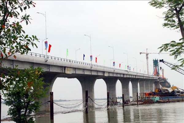 Hợp long cầu Cửa Hội nối 2 tỉnh Nghệ An, Hà Tĩnh - Anh 1
