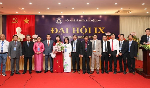 Hội Nghệ sĩ nhiếp ảnh Việt Nam lần đầu tiên có nữ Chủ tịch - Anh 1