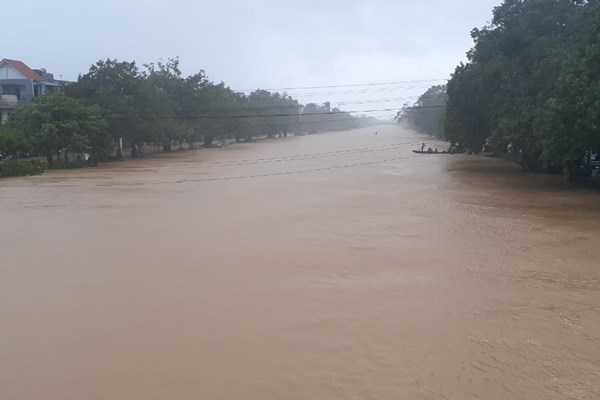 Thừa Thiên Huế: Nước sông dâng nhanh, nhiều vùng lại chìm trong lũ - Anh 2