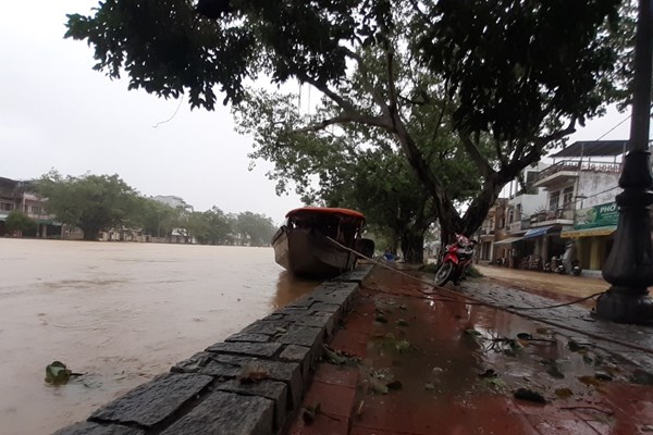Thừa Thiên Huế: Nước sông dâng nhanh, nhiều vùng lại chìm trong lũ - Anh 3