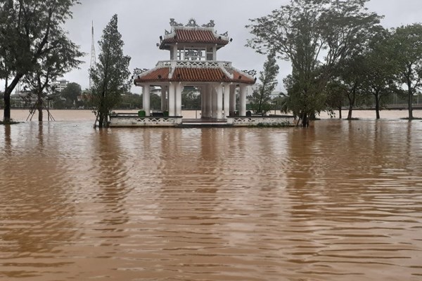 Thừa Thiên Huế: Nước sông dâng nhanh, nhiều vùng lại chìm trong lũ - Anh 5