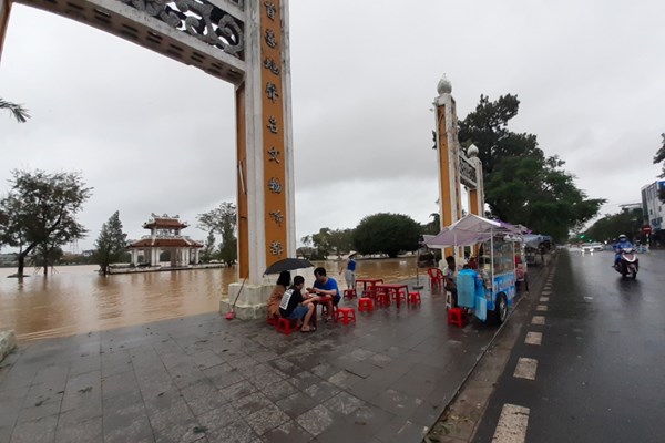 Thừa Thiên Huế: Nước sông dâng nhanh, nhiều vùng lại chìm trong lũ - Anh 6