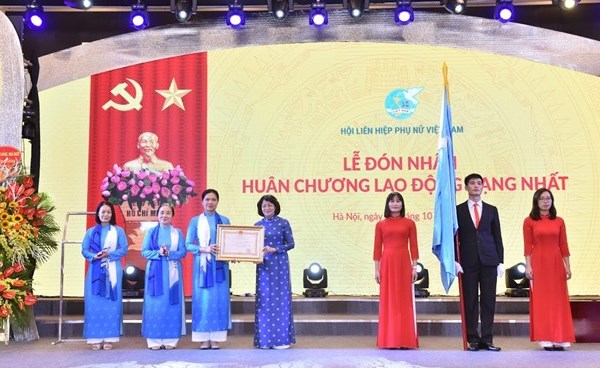 Hội Liên hiệp Phụ nữ Việt Nam đón nhận Huân chương Lao động hạng Nhất - Anh 1