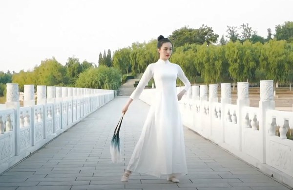Thí sinh Trung Quốc mặc áo dài Việt Nam tại cuộc thi Hoa hậu Trái Đất 2020: Nếu chúng ta không lên tiếng... - Anh 1