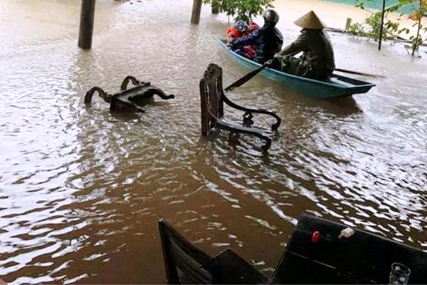 Hà Tĩnh: Mưa như trút nước, hồ Kẻ Gỗ xả lũ, sơ tán hơn 14.980 hộ dân - Anh 3
