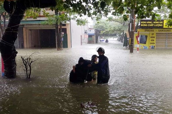Hà Tĩnh: Mưa như trút nước, hồ Kẻ Gỗ xả lũ, sơ tán hơn 14.980 hộ dân - Anh 4