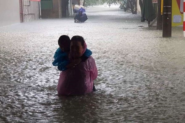 Hà Tĩnh: Mưa như trút nước, hồ Kẻ Gỗ xả lũ, sơ tán hơn 14.980 hộ dân - Anh 6