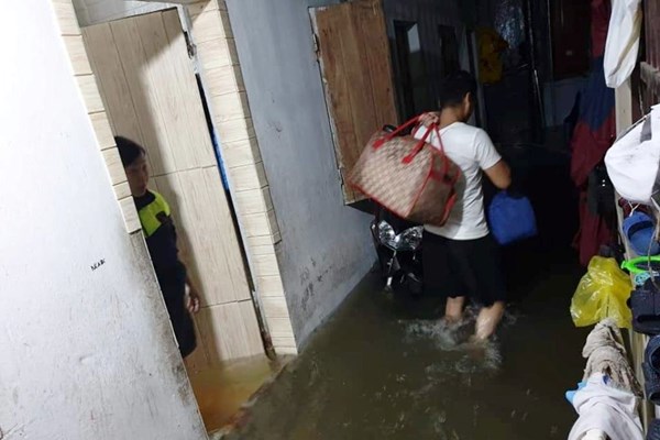 Hà Tĩnh: Mưa như trút nước, hồ Kẻ Gỗ xả lũ, sơ tán hơn 14.980 hộ dân - Anh 7