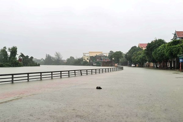 Hà Tĩnh: Mưa như trút nước, hồ Kẻ Gỗ xả lũ, sơ tán hơn 14.980 hộ dân - Anh 8