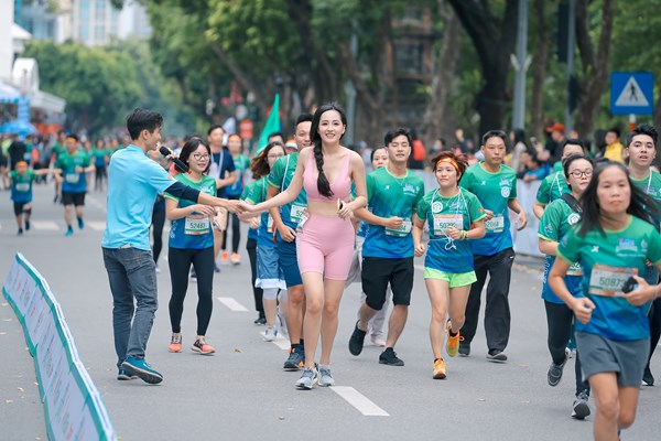 Dàn sao tham gia giải chạy marathon tại Hồ Hoàn Kiếm - Anh 3