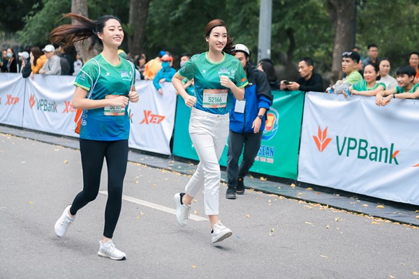 Dàn sao tham gia giải chạy marathon tại Hồ Hoàn Kiếm - Anh 4