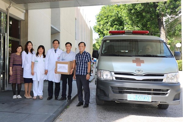 Bệnh viện cử kỹ sư sửa chữa máy móc, tặng quà cho bệnh nhân vùng lũ - Anh 1