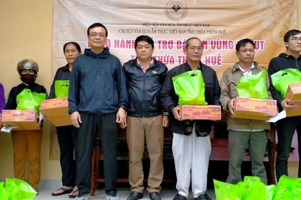 300 suất quà được Hiệp hội Văn hoá Ẩm thực Việt Nam trao đến tay người dân vùng lũ - Anh 6