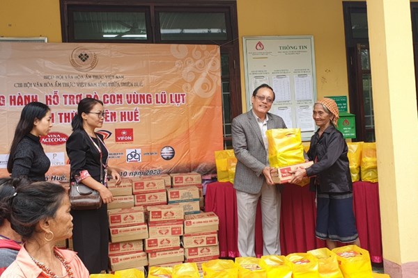 300 suất quà được Hiệp hội Văn hoá Ẩm thực Việt Nam trao đến tay người dân vùng lũ - Anh 3