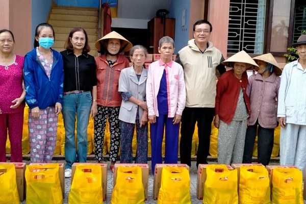 300 suất quà được Hiệp hội Văn hoá Ẩm thực Việt Nam trao đến tay người dân vùng lũ - Anh 5