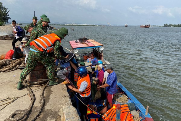 Quảng Nam: Đã sơ tán gần 43 nghìn người dân tránh bão số 9 - Anh 1