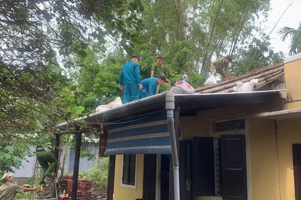 Thừa Thiên Huế: Sơ tán 64.720 người dân tránh trú bão số 9 - Anh 1