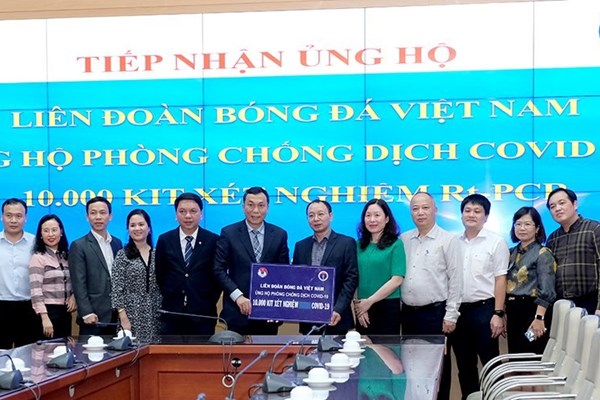 Liên đoàn Bóng đá Việt Nam trao tặng Bộ Y tế 10.000 bộ kit xét nghiệm trong phòng, chống dịch Covid-19 - Anh 2