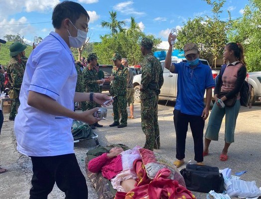 Quảng Nam: Khẩn trương triển khai cứu hộ, tìm kiếm nạn nhân bị vùi lấp do các vụ sạt lở đất - Anh 3