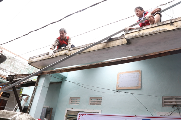 Hỗ trợ đồ dùng và sửa nhà cho người dân bị ảnh hưởng bởi bão lụt - Anh 2
