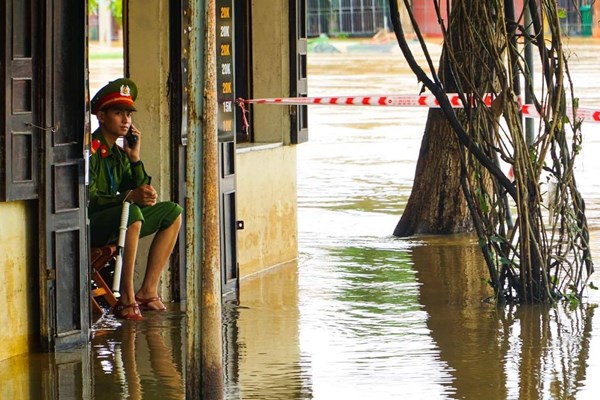 Hoàn lưu bão số 12: Mưa lớn, nhiều nơi ở Quảng Nam bị ngập lụt, sạt lở - Anh 3