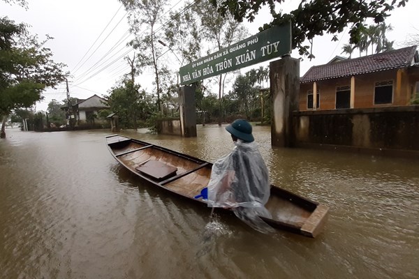 Thừa Thiên Huế: Nước các sông sắp và vượt báo động 3, nhiều vùng lại bị nước lũ 