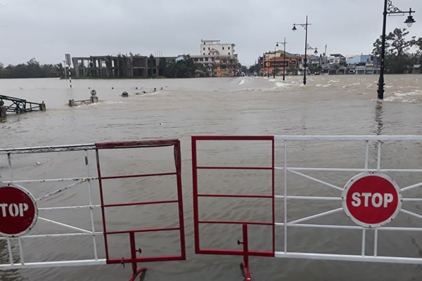 Thừa Thiên Huế: Nước các sông sắp và vượt báo động 3, nhiều vùng lại bị nước lũ 