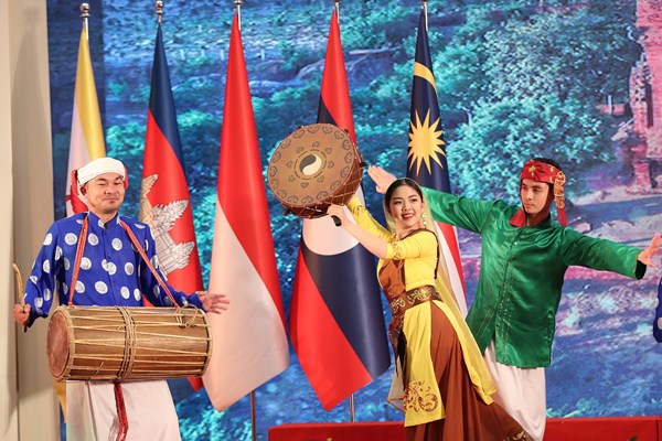 Thủ tướng Nguyễn Xuân Phúc kiểm tra công tác chuẩn bị Hội nghị Cấp cao ASEAN 37 - Anh 11