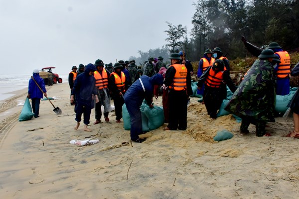 Thừa Thiên Huế: Di dời, sơ tán 19.678 hộ dân tránh trú bão số 13 - Anh 1