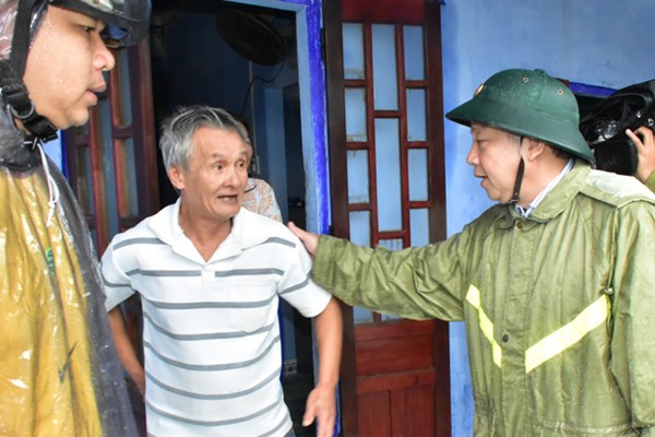 Thừa Thiên Huế: Di dời, sơ tán 19.678 hộ dân tránh trú bão số 13 - Anh 2