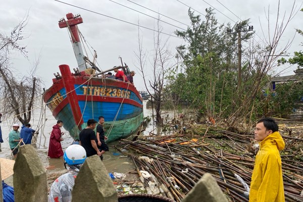 Thừa Thiên Huế: Bão 13 quần thảo ven biển, nhiều nhà tốc mái, cây xanh gãy đổ, tàu cá bị sóng đánh mắc cạn - Anh 4