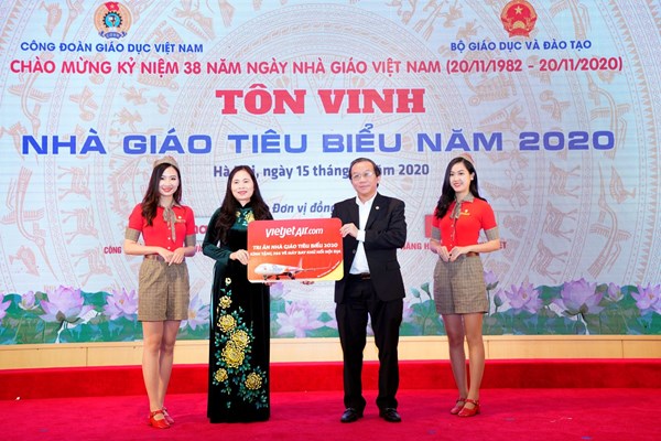 Vietjet tặng quà bay khắp Việt Nam, tri ân giáo viên tiêu biểu 2020 - Anh 1