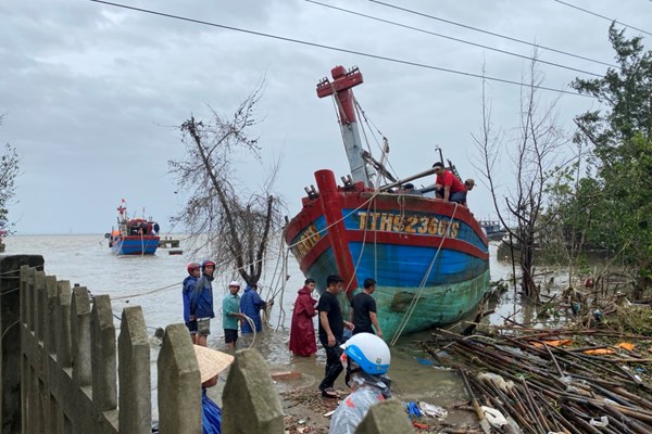 Thừa Thiên Huế: Khẩn trương khắc phục thiệt hại, sớm ổn định cuộc sống người dân sau bão 13 - Anh 2