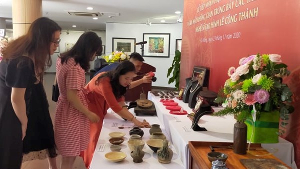 Bảo tàng Mỹ thuật Đà Nẵng được hiến tặng nhiều hiện vật kim hoàn cổ - Anh 2