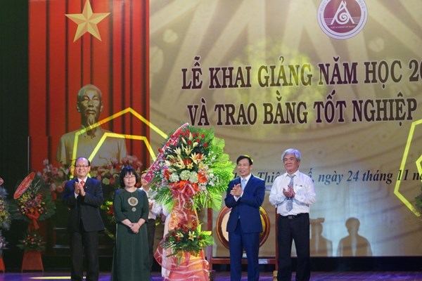 Bộ trưởng Nguyễn Ngọc Thiện dự lễ khai giảng Học viện Âm nhạc Huế - Anh 3