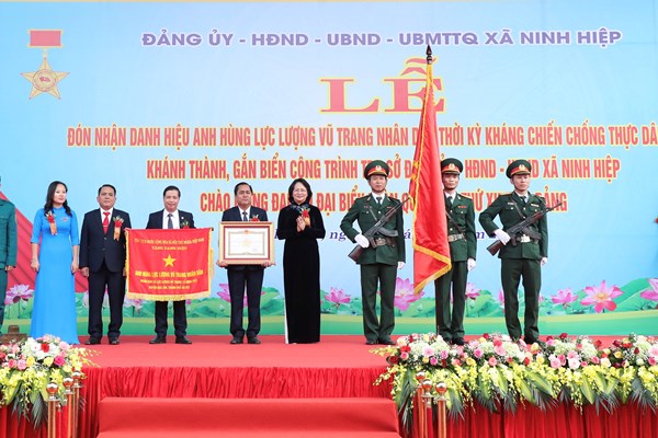 Phó Chủ tịch nước trao danh hiệu Anh hùng lực lượng vũ trang nhân dân cho xã Ninh Hiệp - Anh 1